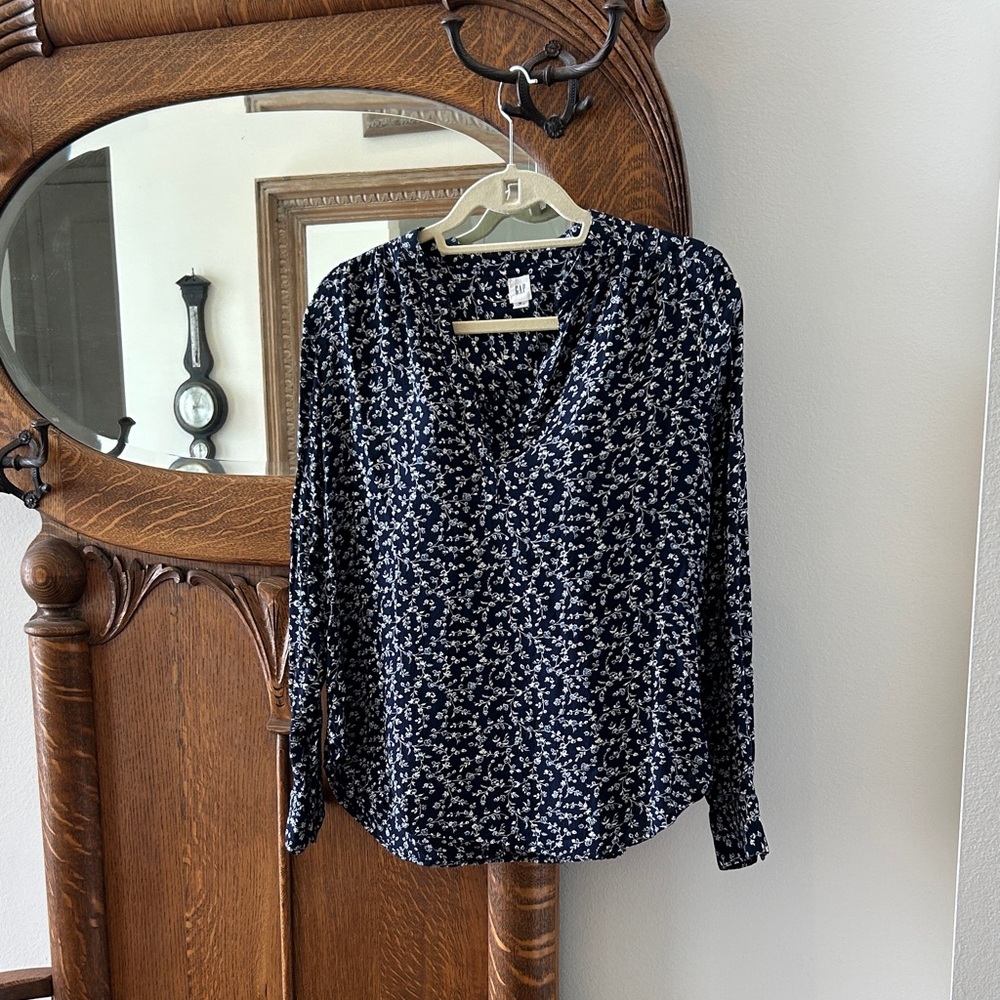 Gap medium petit floral top. Width 20” Length 23” Like new
